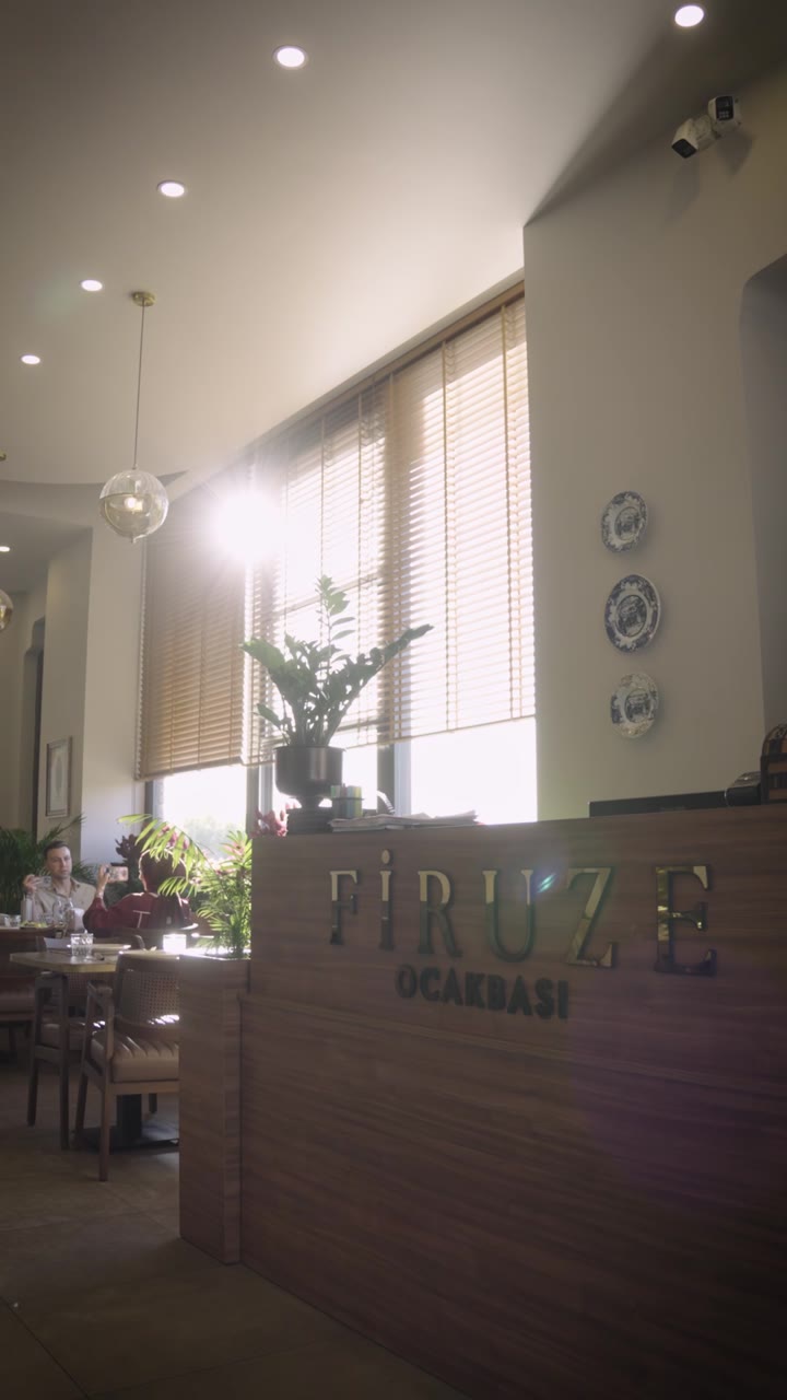 Gün ışığı alan restoran içi ve düzenlenmiş oturma alanı